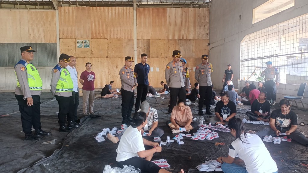 Dokumentasi dari - Kapolres Buleleng Bersama PJU Pantau Kegiatan Pelipatan Surat Suara di Gudang Logistik KPU Buleleng