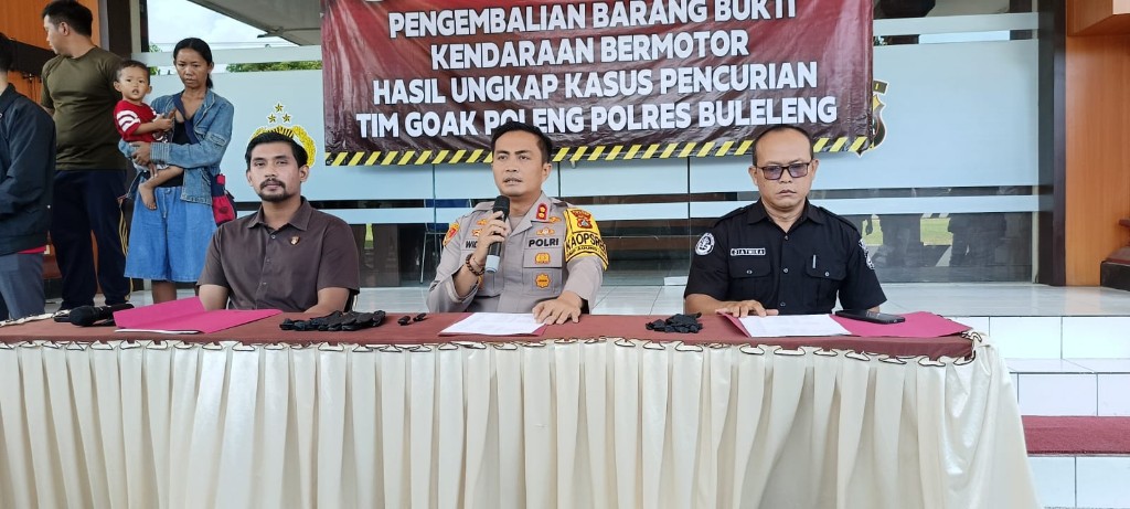 Dokumentasi dari - Kapolres Buleleng Widwan Sutadi Berhasil Kembalikan 8 Unit SPM Hasil Curanmor  Kepada Korban