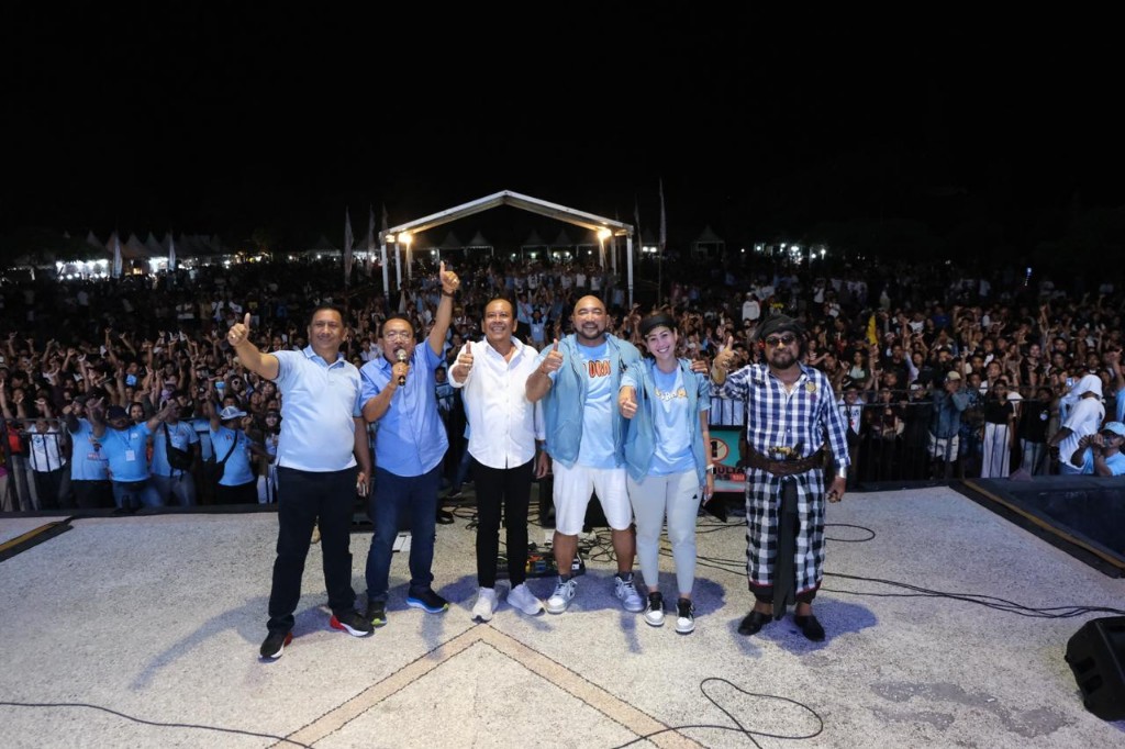 Dokumentasi dari - Karangasem Membiru, De Gadjah Dikawal Dua Cabup, Geredeg di Konser Bali Bahagia Mulia-PAS 
