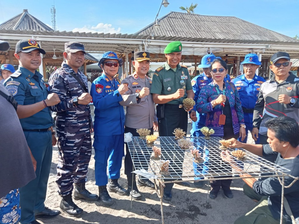 Dokumentasi dari - Menjaga Kelestarian Ekosistem Laut, Ditanam 300 Bibit Terumbu Karang, Serangkaian HUT Polairud ke-74 di Buleleng