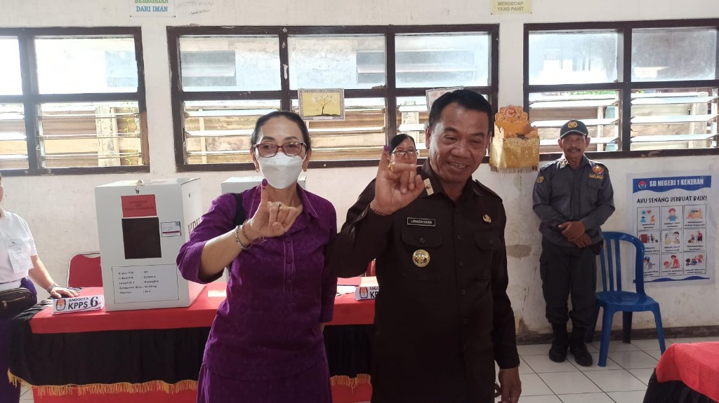 Dokumentasi dari - Pj. Bupati Buleleng Ketut Lihadnyana dan Forkopimda Tinjau Pelaksanaan Pemungutan Suara