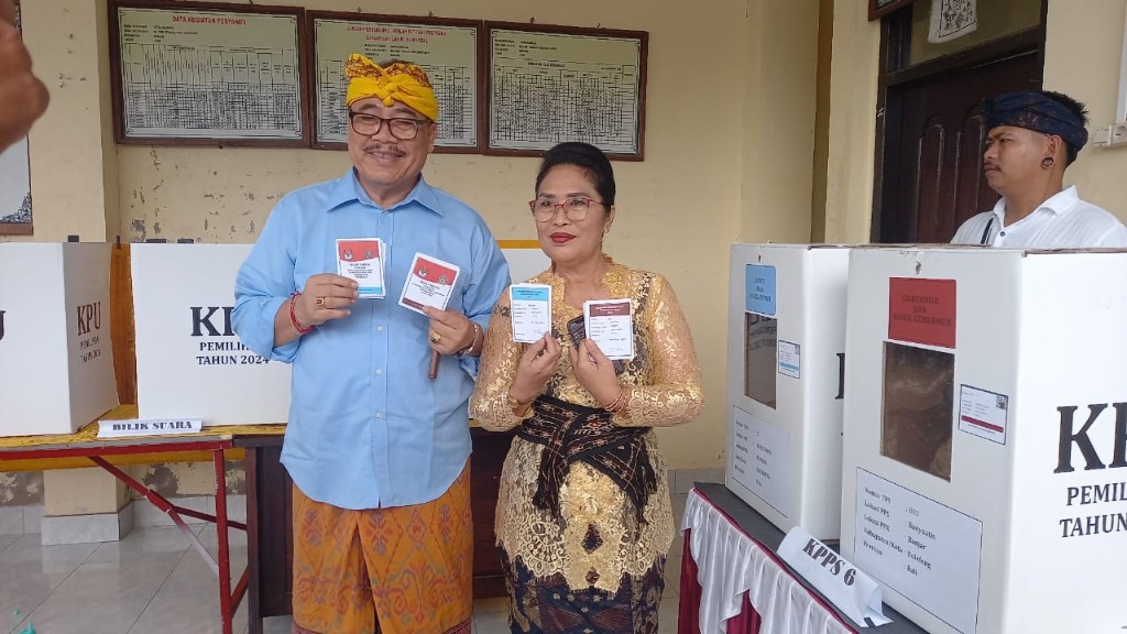 Dokumentasi dari - Cabup Buleleng Sugawa Korry, Gunakan Hak Pilihnya Di TPS 3 Banyuatis, Masyarakat Semakin Dewasa Dalam Berdemokrasi