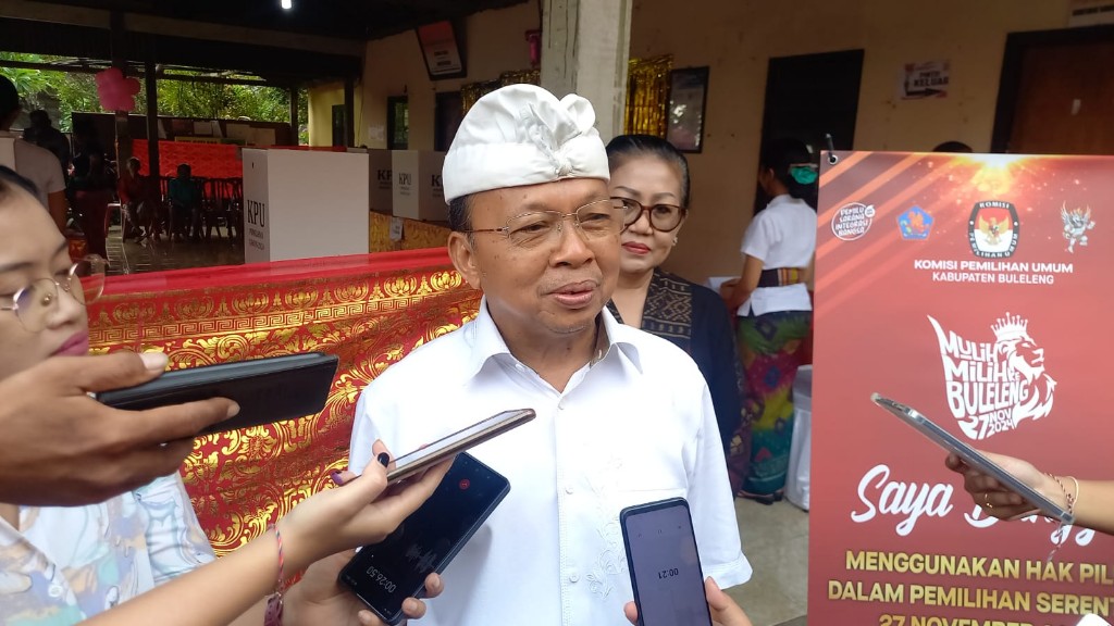 Dokumentasi dari - Cagub Bali Wayan Koster Nyoblos di TPS 1 Desa Sembiran Buleleng