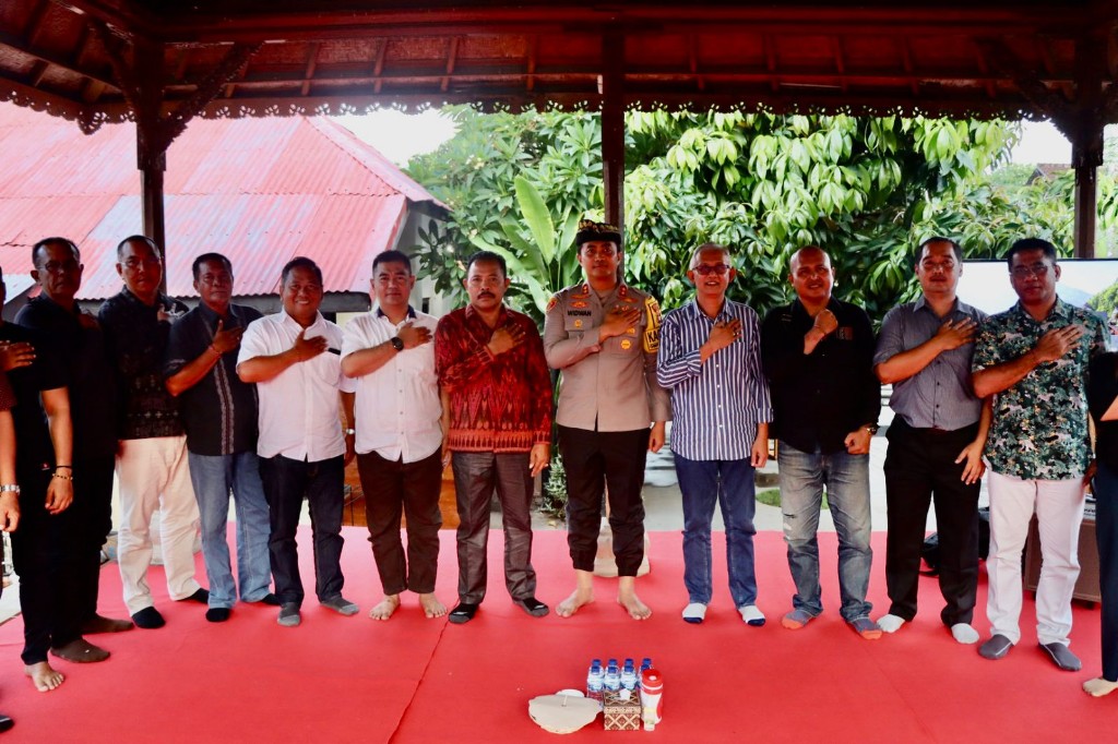 Dokumentasi dari - Jaga Keamanan Pasca Pemungutan Suara, Kapolres Silaturahmi dengan Kedua Ketua TPP Calon Bupati dan Wakil Bupati Buleleng