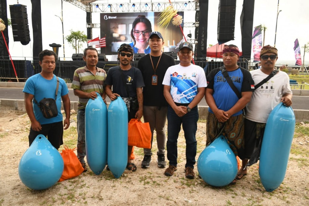 Dokumentasi dari - Biznet -TNI AL Berikan Bantuan Mooring Bouy kepada Nelayan Bali