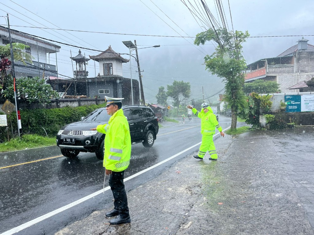 Dokumentasi dari - Hujan Bukan Penghalang, Polantas Resor Buleleng Tetap Semangat Melayani Masyarakat Dengan Hati