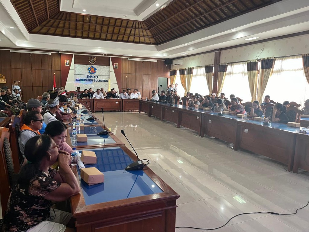 Dokumentasi dari - Usut Tuntas Alih Fungsi Tanah Negara, Puluhan Warga Desa Pemuteran dan Aktivis Penggiat Anti Korupsi Datangi  DPRD Buleleng