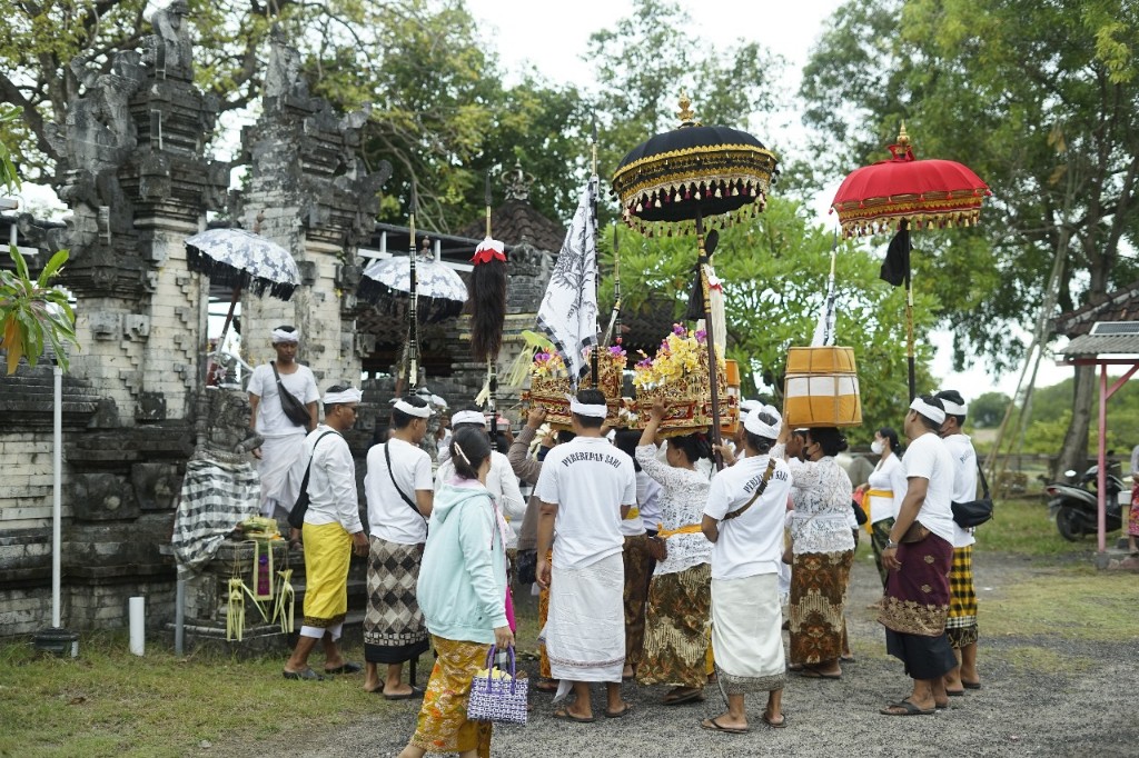 Dokumentasi dari - Kompak Kelian Pengempon Pura Tirtha Harum dan BTID Bantah Pemedek Masuk Pura Perlihatkan KTP