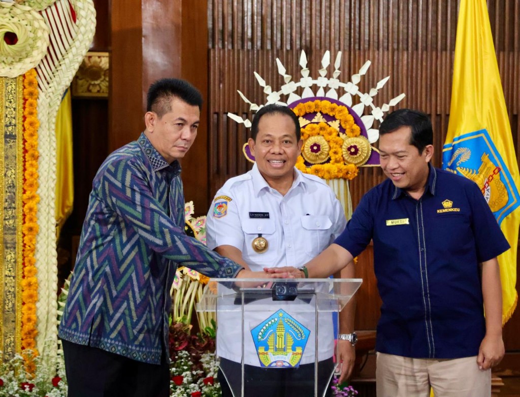 Dokumentasi dari - Serahkan DIPA dan TKD, Pj. Gubernur Bali Minta Wali Kota dan Bupati se-Bali Kelola TKD dan APBD 2025 dengan Efisien dan Optimal