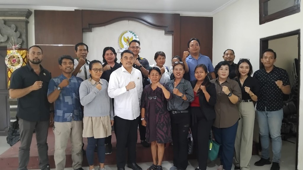 Dokumentasi dari - Korban Penganiyayan: Dian Sedang Hamil Meminta Keadilan ke Kantor DPD RI Dapil Bali, Wedakarna akan Kawal 