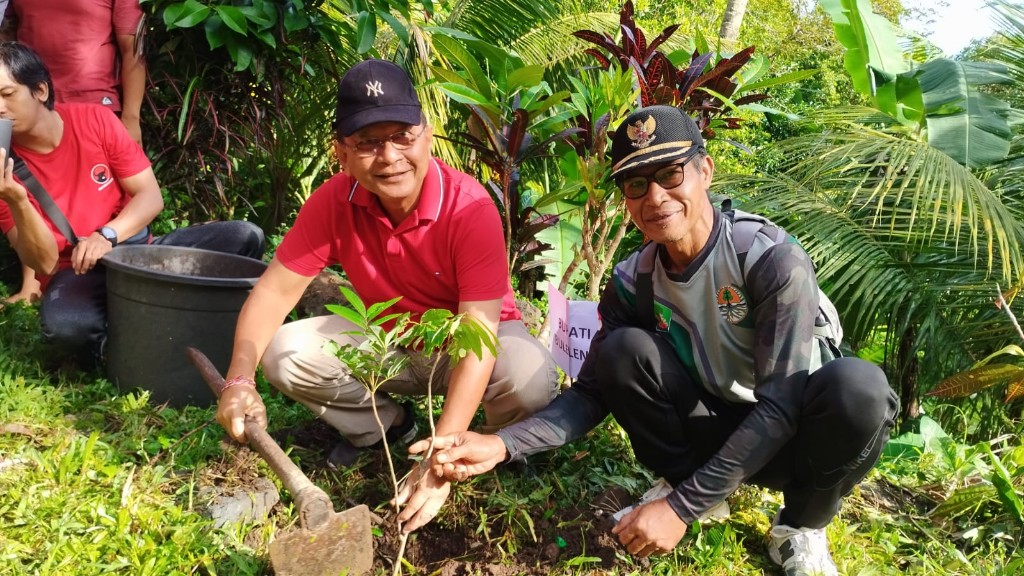 Dokumentasi dari - Jaga Kelestarian Hutan, PDI Perjuangan Buleleng Tanam 500 Pohon di Desa Ambengan
