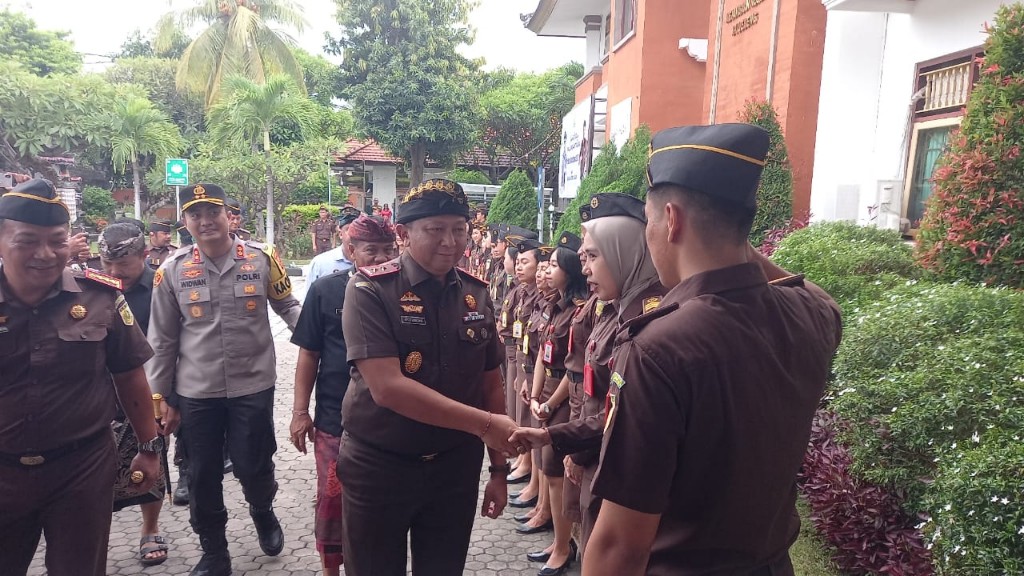 Dokumentasi dari - Kasus Bagi Tanah Negara, Kajati Bali: Penanganan Kasus Bukit Ser Desa Pemuteran Sudah Ditangani Polres Buleleng