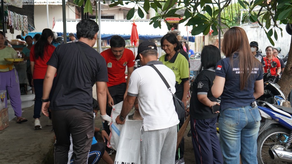 Dokumentasi dari - Aksi Bersih di Pasar Tradisional, Ajak Masyarakat Bijak Gunakan Plastik