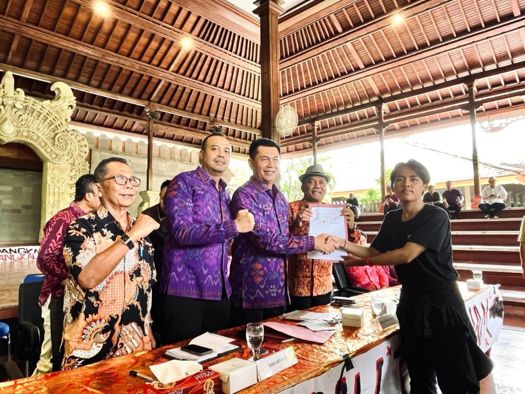 Dokumentasi dari - Disediakan Nasi Bungkus, Mahasiswa Demo ke DPRD Bali, Menuntut Pemangkasan Anggaran Pendidikan