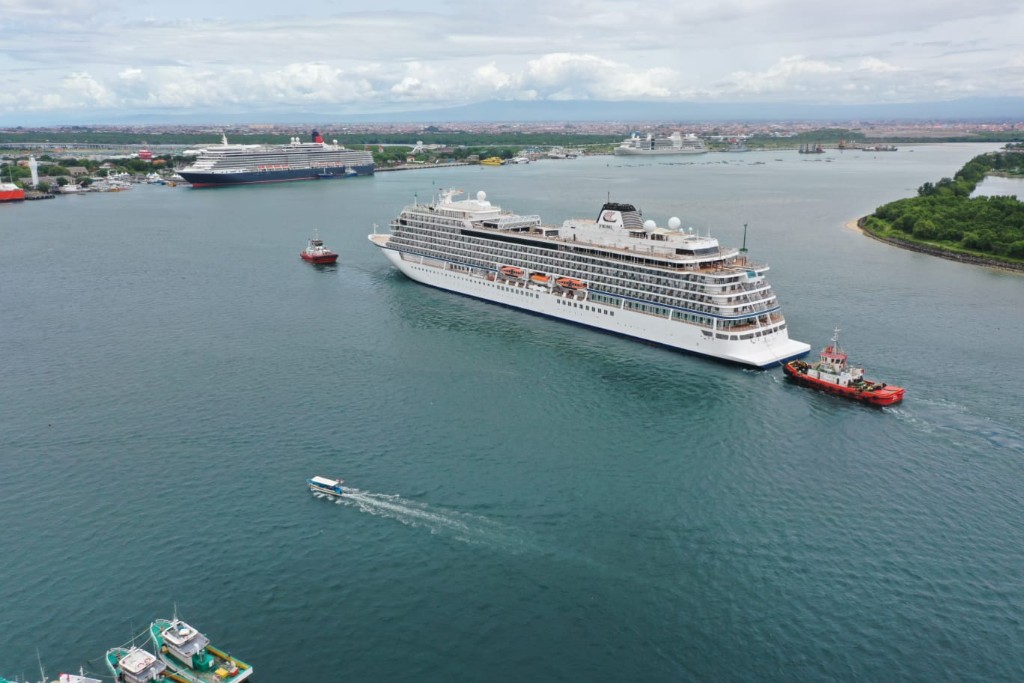 Dokumentasi dari - Sandarkan 3 Cruise Bersamaan di Pelabuhan Benoa;  Silver Nova, Queen Elizabeth, Viking Sky