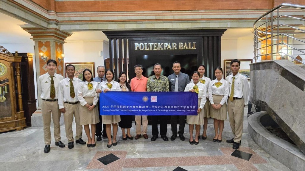 Dokumentasi dari - Program Student Mobility, Direktur Puja  Lepas Mahasiswa - Dosen Poltekpar Bali ke JSTNU China