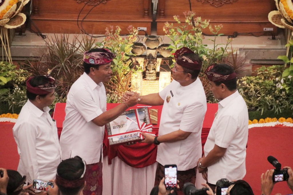 Dokumentasi dari - Bupati Nyoman Sutjidra Sampaikan Pidato Program 100 Hari Kerja Pertama di Sidang Paripurna DPRD Buleleng