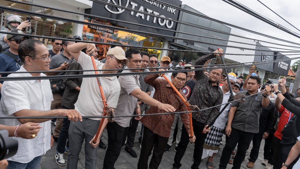 Dokumentasi dari - Ganggu Keindahan, Bupati dan Wabup Badung Potong Kabel Provider di Canggu