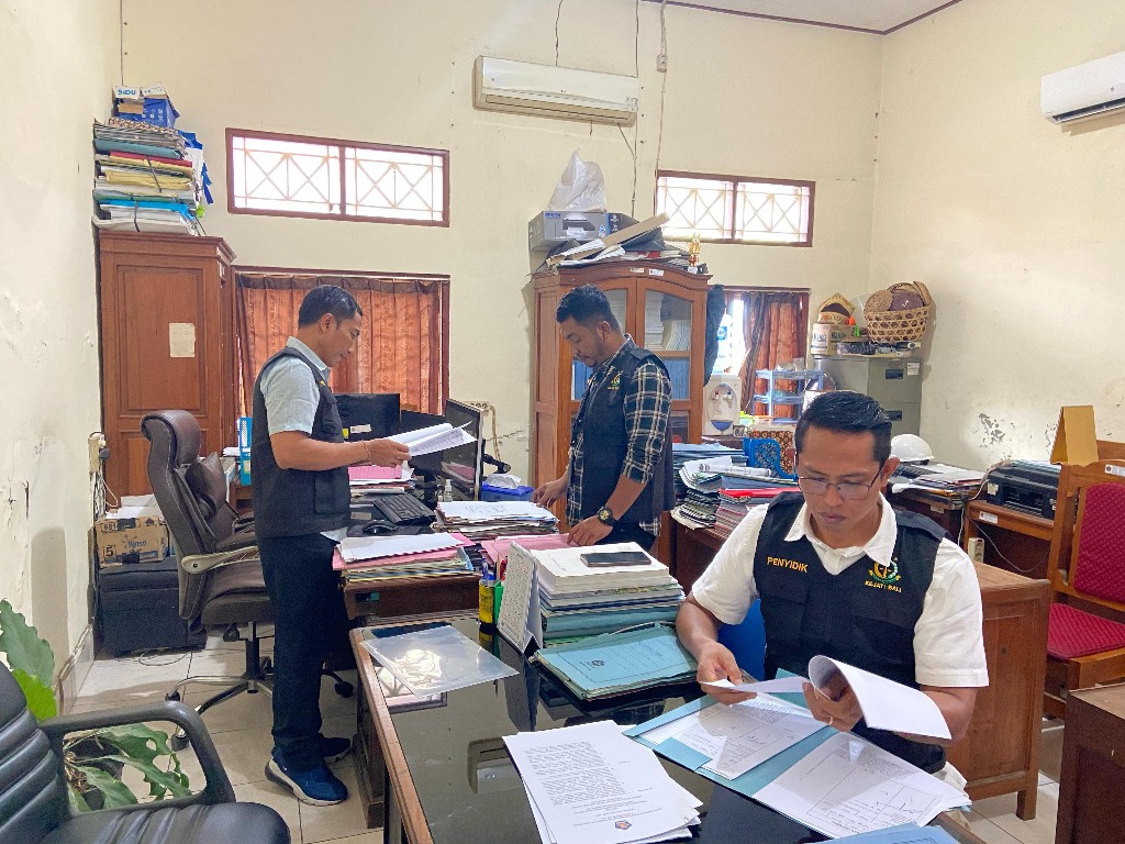 Dokumentasi dari - Tim Penyidik Kejati Bali Geledah Kantor DPMPTSP di MPP Pasar Banyuasi dan Kantor Dinas PUTR Buleleng