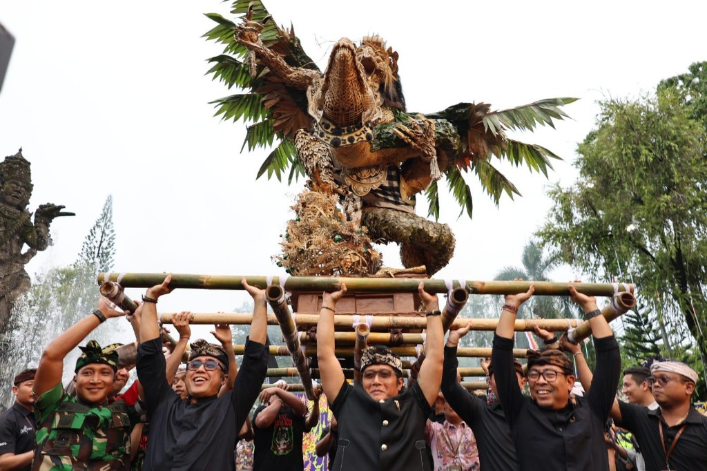 Dokumentasi dari - Kesanga Festival 2025, Wagub Giri Prasta Ikuti Prosesi Mengarak Ogoh-ogoh