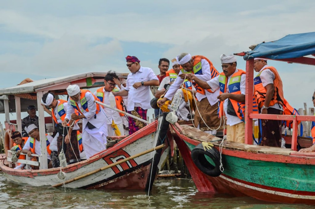 Dokumentasi dari - Gubernur Jawa Barat Apresiasi 1000 Lebih Umat Hindu Gelar Melasti di Laut Segarajaya Bekasi