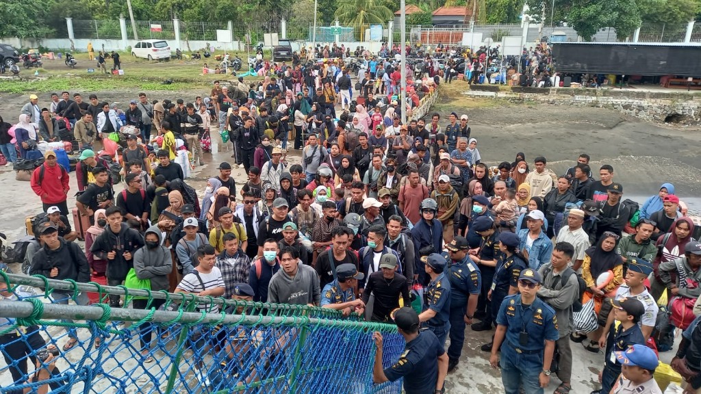 Dokumentasi dari - Sambut Idul Fitri, Ribuan Pemudik Tinggalkan Bali Via Pelabuhan Celukan Bawang Singaraja