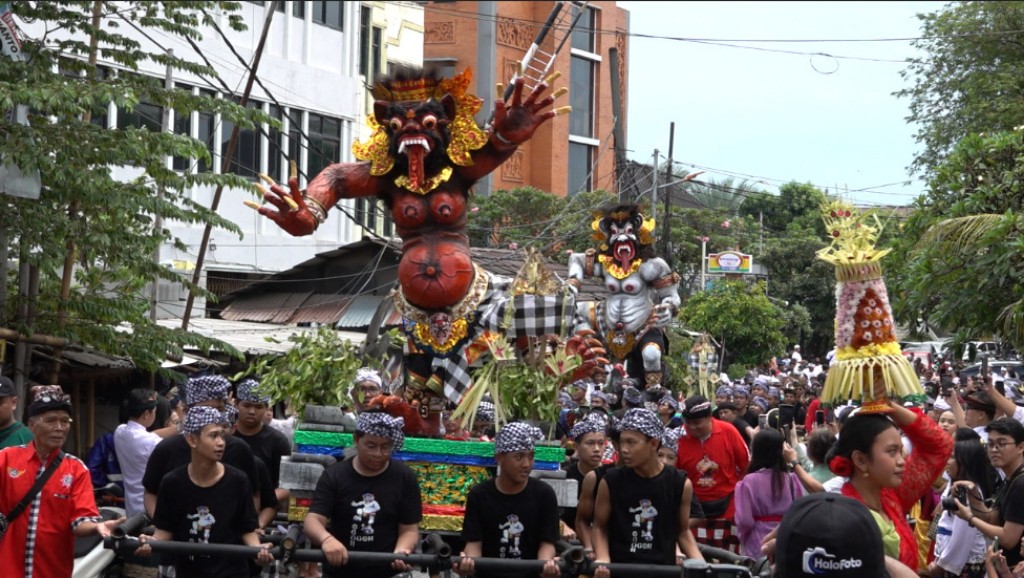 Dokumentasi dari - Perayaan Nyepi: Ogoh-Ogoh "Wisnu Murti” Diarak Walikota Bersama 2.000 Umat Hindu Kota Bekasi