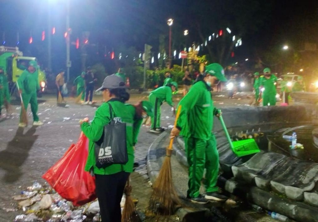 Dokumentasi dari - Bersihkan Sampah Usai Pengarakan Ogoh-ogoh, Volume Meningkat Hingga 100 Ton di Denpasar