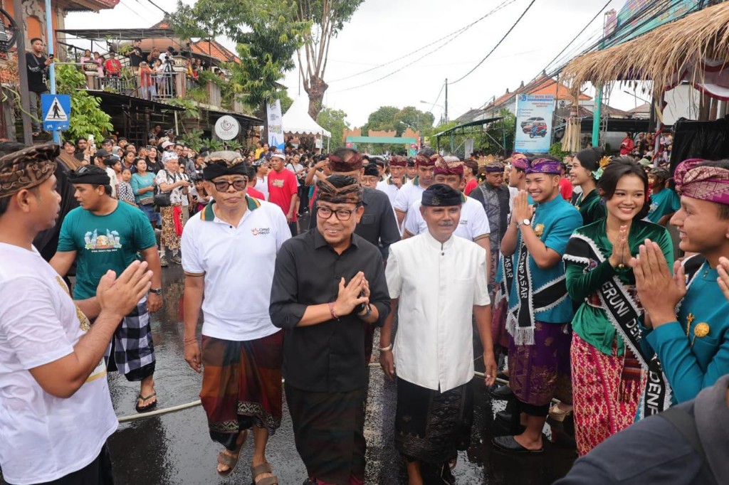 Dokumentasi dari - Saksikan Tradisi Omed-Omedan, Wawali Arya Wibawa Apresiasi Semangat Sekaa Teruna Jaga Tradisi 