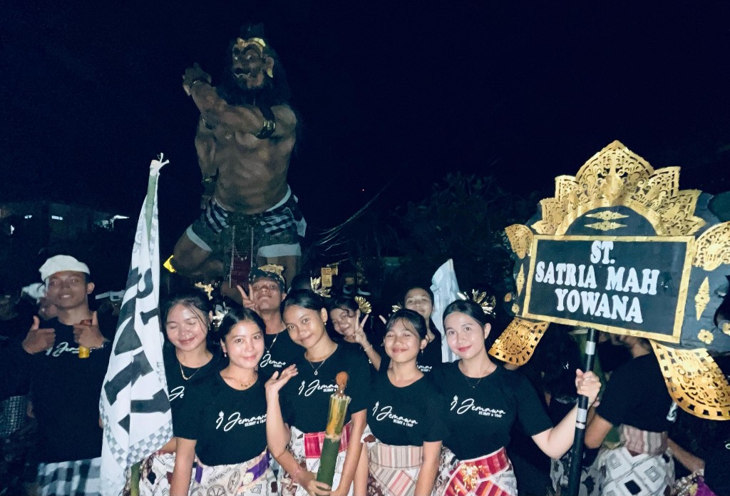 Dokumentasi dari - Remaja Putri Banjar Dinas Waliang Pamerkan Pesona Tenun Cagcag Saat Pawai Ogoh-Ogoh