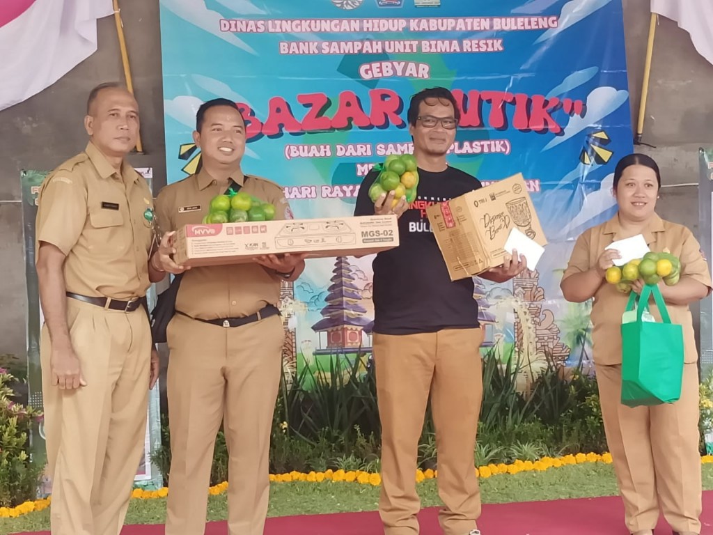 Dokumentasi dari - 13 Ton Sampah Tak Masuk TPA, DLH Buleleng Gencarkan Program Bazar Butik Tukar Sampah Jadi Buah