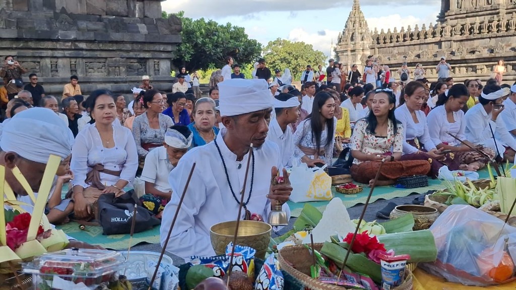Dokumentasi dari - Rayakan Galungan, Tangis 2 Dharmika Pecah di Pelataran Candi Prambanan