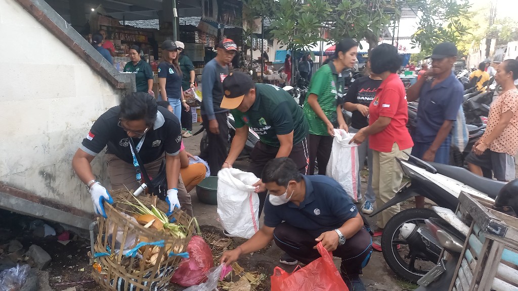 Dokumentasi dari - ASN Buleleng Gotong Royong Pasca Galungan, Sasar Empat Pasar Tradisional