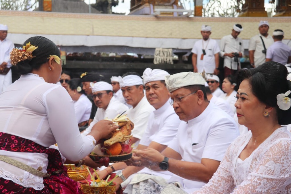 Dokumentasi dari - Bupati Sutjidra Pimpin Bhakti Penganyar Pemkab Buleleng di Pura Agung Besakih
