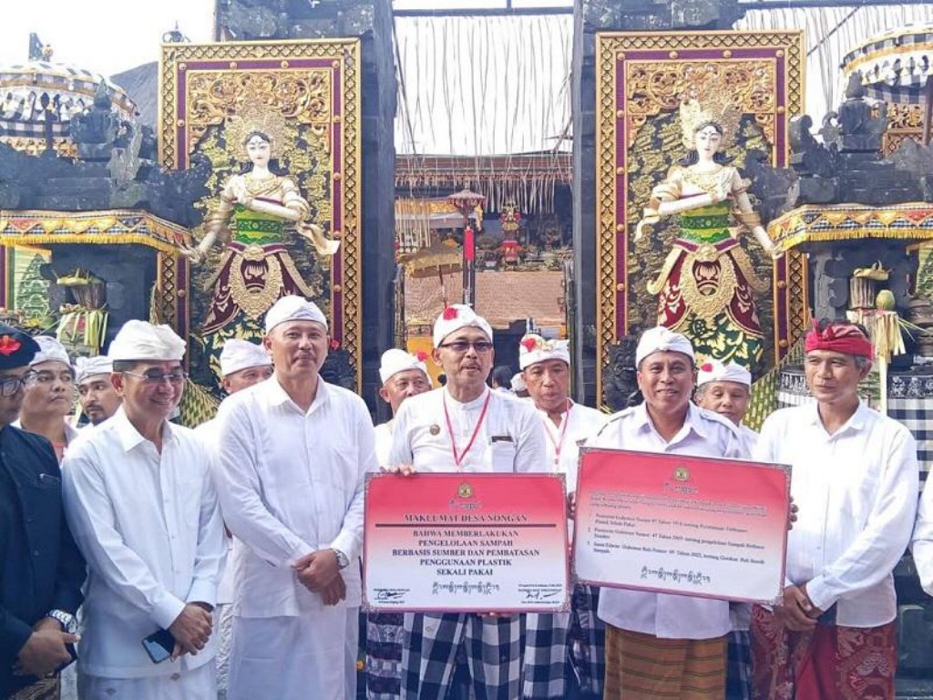 Dokumentasi dari - Desa Adat Nongan Karangasem Pelopori Gerakan Bersih, Teken Maklumat Pengelolaan Sampah 