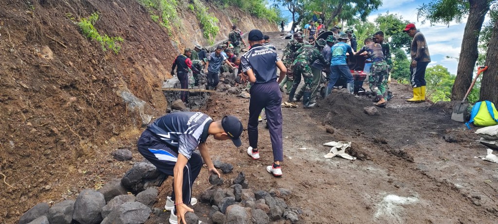 Dokumentasi dari - Siswa SMK Bali Mandara Turun Gotong Royong Bantu Satgas TMMD di Desa Depeha