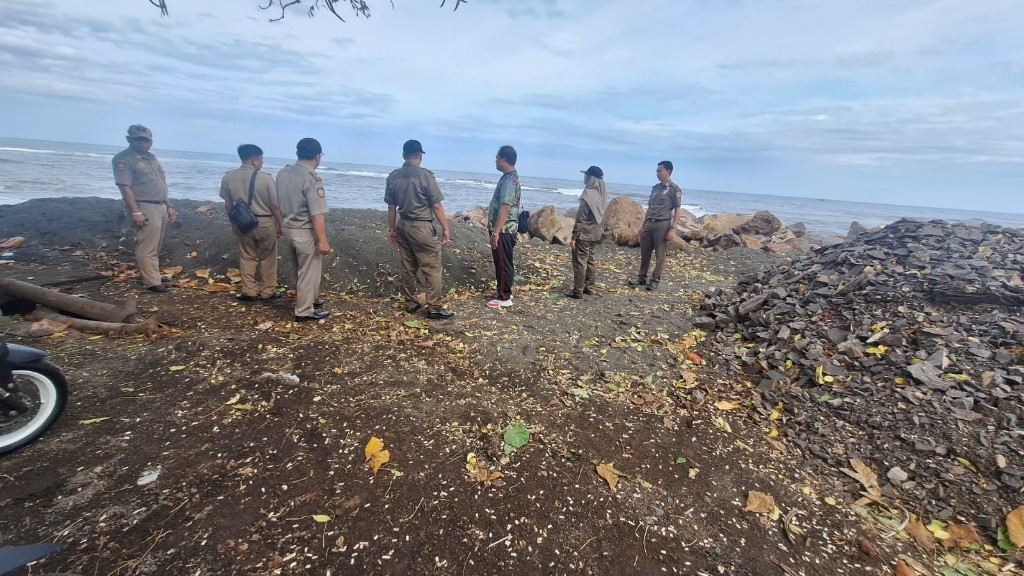 Dokumentasi dari - Satpol PP Buleleng Hentikan Pengurugan di Kawasan Pantai Penimbangan Tanpa Ijin