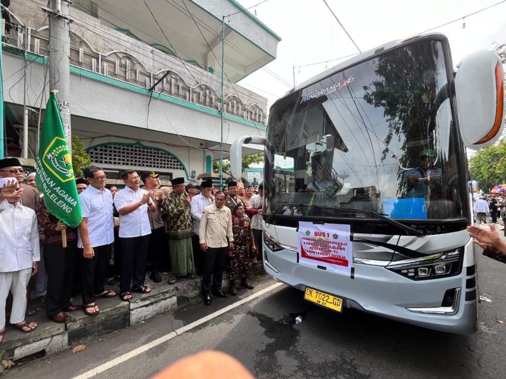 Dokumentasi dari - Lepas Calon Jemaah Haji, Bupati Sutjidra: Tetap Jaga Kesehatan dan Kekompakan