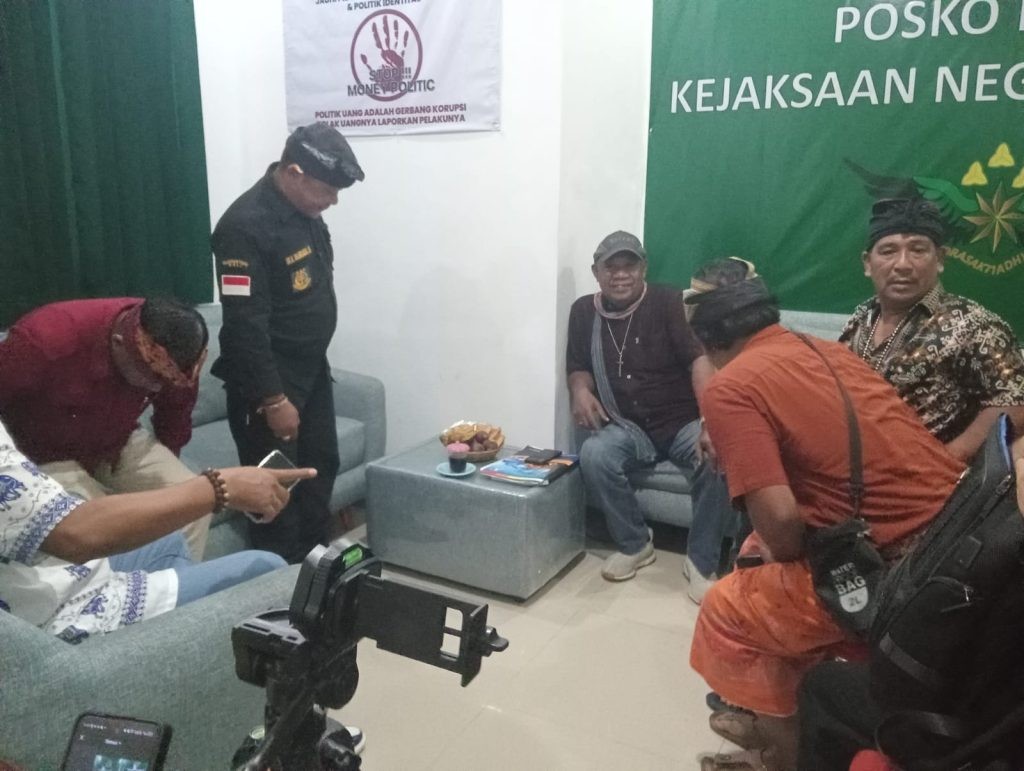 Dokumentasi dari - Setelah Datangi Polres Buleleng, Warga Pemuteran Kecamatan Grokgak Datangi Kejari Buleleng