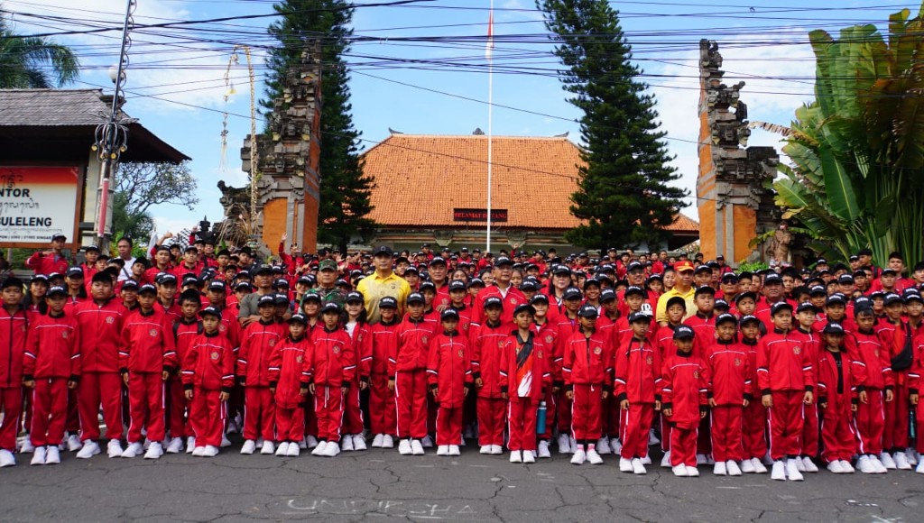 Dokumentasi dari - Lepas Kontingen PORJAR, Bupati Sutjidra Targetkan 10% Peningkatan Medali Emas 