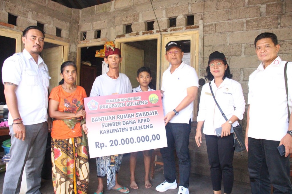 Dokumentasi dari - Bupati Buleleng Sutjidra Serahkan Tiga Bantuan Rumah Swadaya di Desa Sambangan