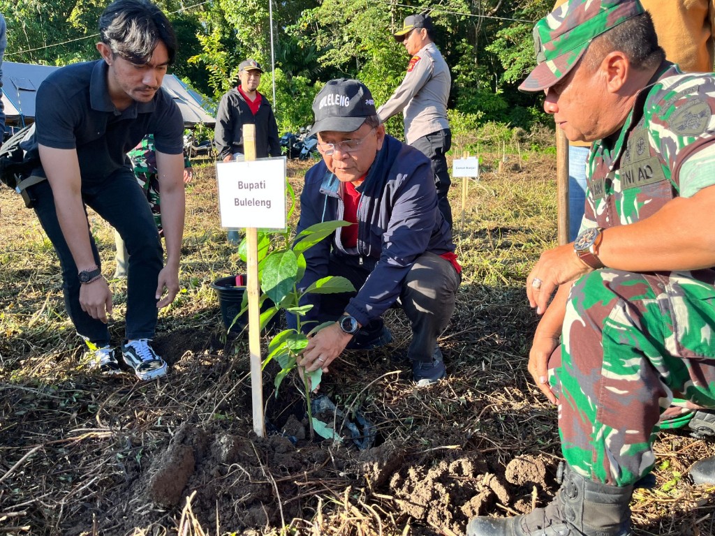 Dokumentasi dari - Bupati Sutjidra: Penanaman 1.500 Pohon di Kawasan Danau Tamblingan 