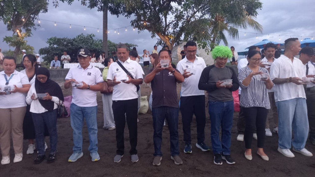 Dokumentasi dari - Tumpek Krulut Diperingati di Lovina Haven Beach, Diwarnai Dengan Pelepasan 50 Tukik ke Laut