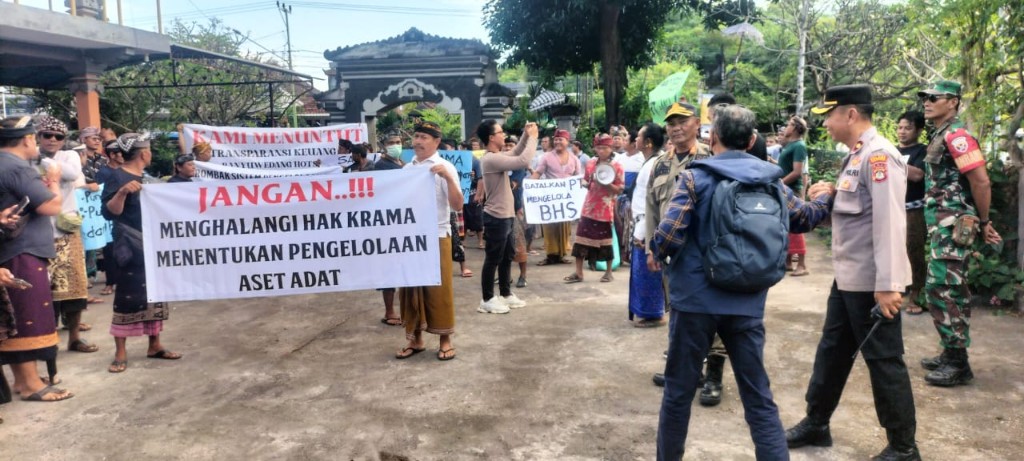 Dokumentasi dari - Ratusan Krama Desa Adat Pejarakan Buleleng, Unjuk Rasa Menolak Privatisasi Kolam Air Panas Banyuwedang Hot Spring