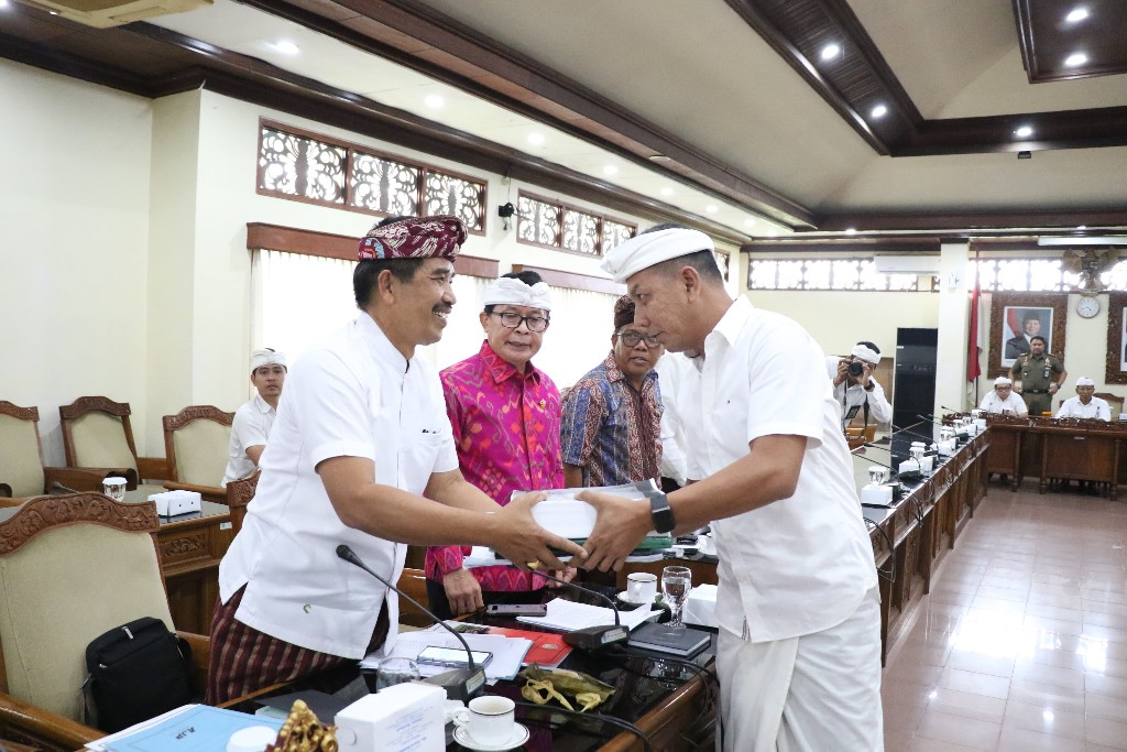 Dokumentasi dari - Komisi I DPRD Bali Rekomendasikan Bongkar Hotel Step Up dan 45 Bangunan Liar Pantai Bingin