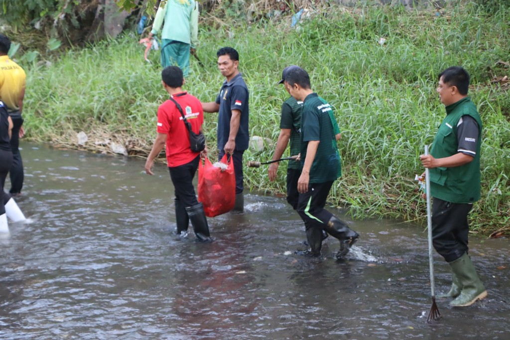 Dokumentasi dari - DLH Terus Gerakkan Buleleng Kali Bersih, Rutin di Laksanakan Setiap Jumat