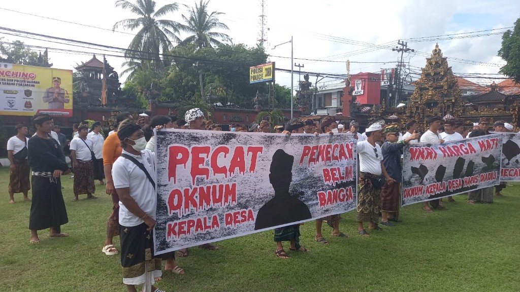 Dokumentasi dari - Seratus Massa Antar Ketua Gerindra Buleleng, Laporkan Perbekel Baturiti ke Polres Akibat Pernyataannya Dianggap Kontroversial