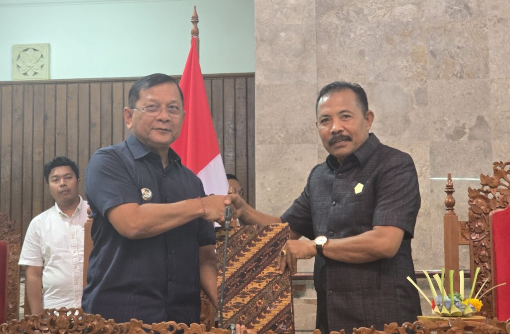 Dokumentasi dari - Fraksi-Fraksi DPRD Buleleng Setujui Tiga Ranperda untuk Dilanjutkan Pembahasannya