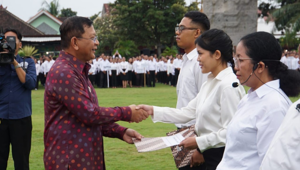 Dokumentasi dari - 3.569 PPPK  Disumpah, 123 CPNS Menerima SK. Bupati Sutjidra: ASN Harus Jadi Solusi, Bukan Bagian Dari Masalah