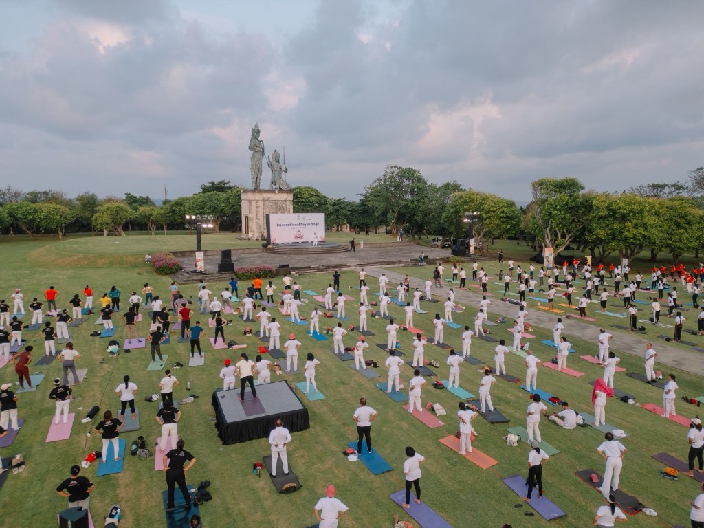 Dokumentasi dari - Latar Patung Sri Khrisna dan Arjuna, Perayaan Hari Yoga Internasional di Pulau Peninsula Nusa Dua